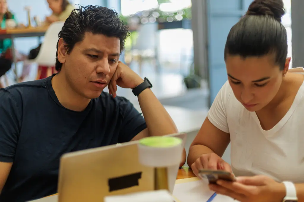 Como as ferramentas de gestão de projetos evitam que o feedback do cliente se perca no chat