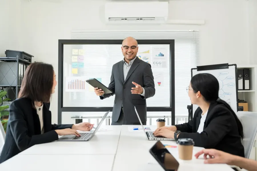 Alcance emprestado, pipeline próprio: 7 passos para fechar negócios com influenciadores B2B